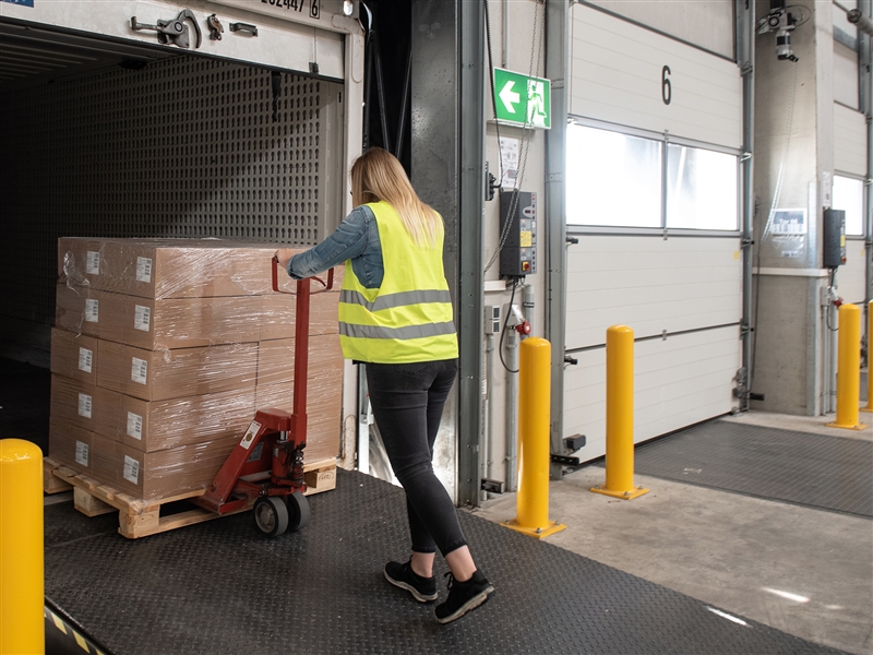 Güterpaletten nach Tourenplan zum Weitertransport verladen