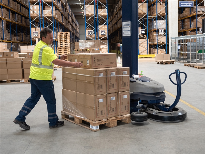 Eine Palette für den Versand mithilfe eines Stretchroboters folieren