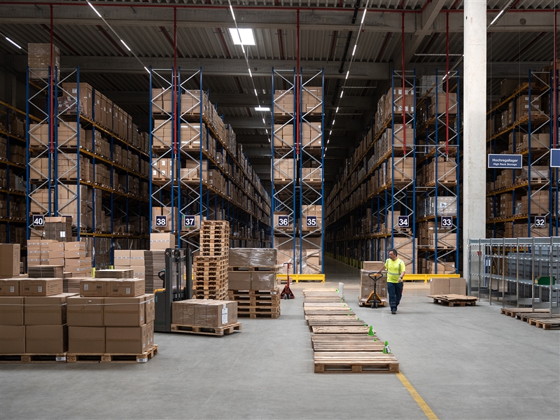 In der Lagerhalle Güter mit einem Hubwagen bewegen