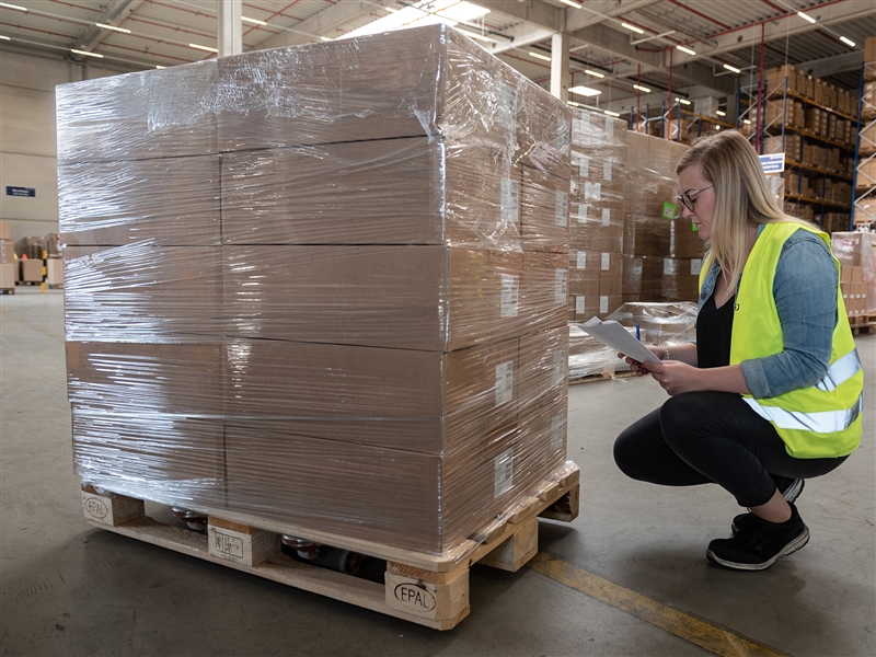 Eine angelieferte Warensendung identifizieren und kontrollieren