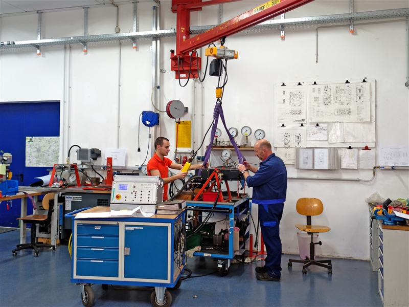 In der Werkstatt Bremsaggregat an das Diagnosegerät anschließen