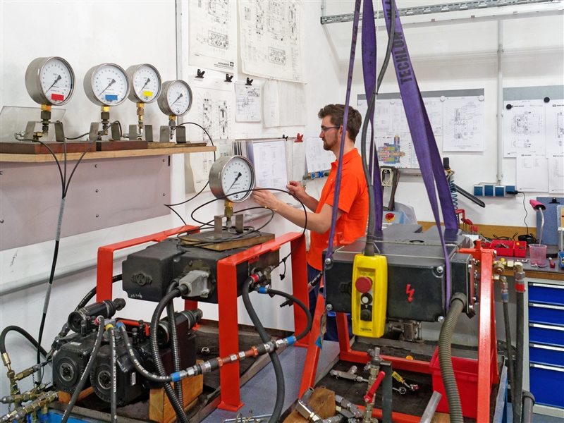 Unterlagen für einen Hydraulik-Testlauf konsultieren