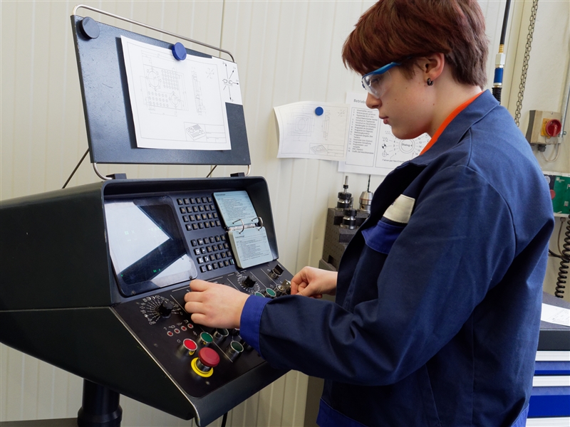 Koordinaten zum CNC-Fräsen eines Bauteils am Bedienpult eingeben