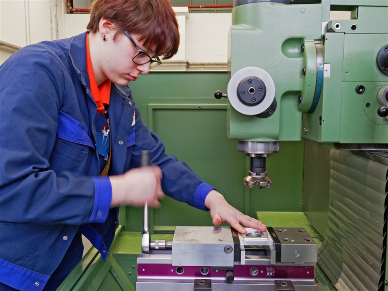 An der Fräsmaschine ein Ersatzteil zum Bearbeiten einspannen