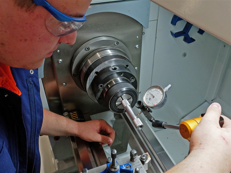 Den Rundlauf einer Drehmaschine mit der Messuhr prüfen