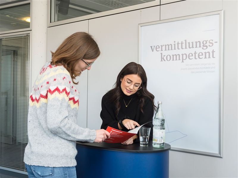 Auf einer Messe Firmenprodukte und -diensleistungen vorstellen