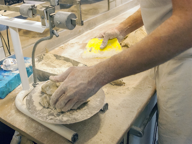 Teigstücke mit der Bäckerwaage auf das Sollgewicht prüfen