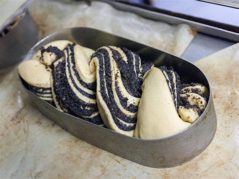 Backfertig vorbereiteter Mohn-Hefe-Zopf