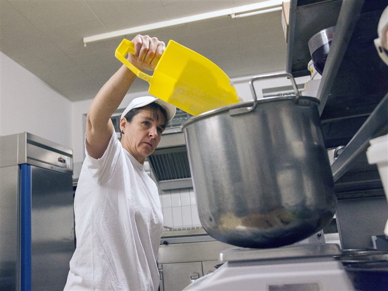 Die Zutaten für einen Kuchenteig abwiegen