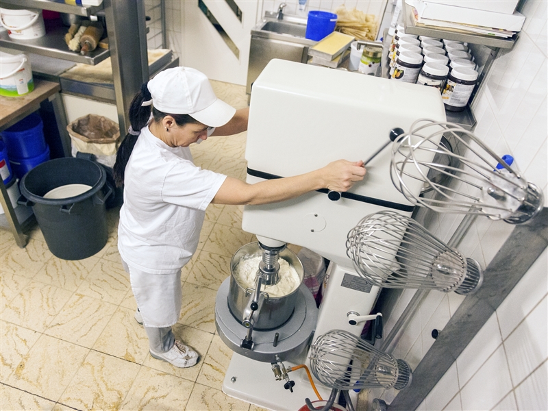 Eine Rührmaschine bedienen