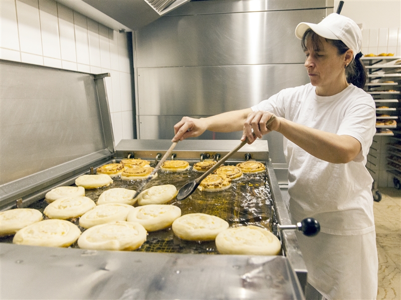 Kleingebäck in heißem Öl frittieren