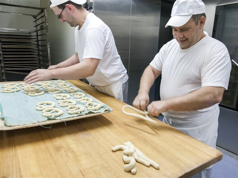 Brezen formen und auf ein Backblech legen