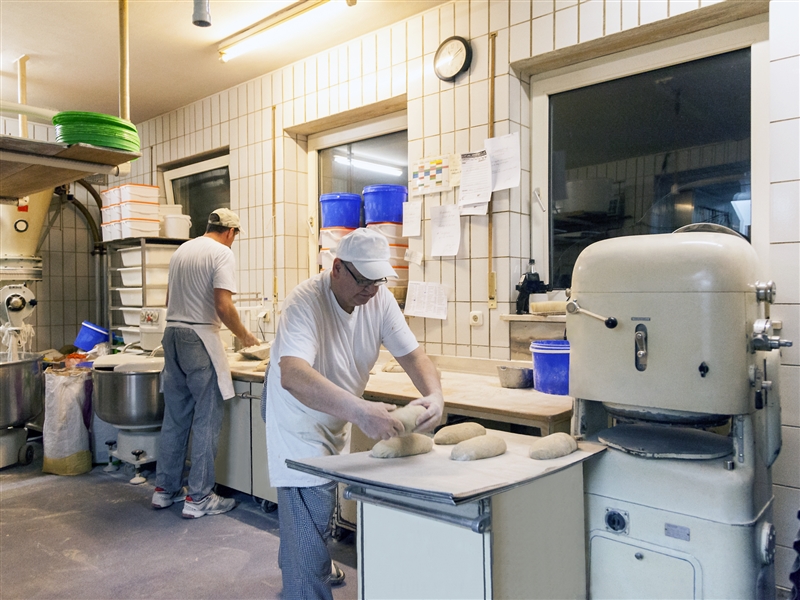 In der Backstube Brotteig zu Laiben formen