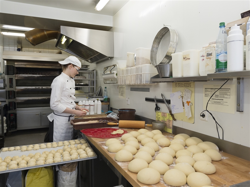 In der Backstube Teig einschlagen