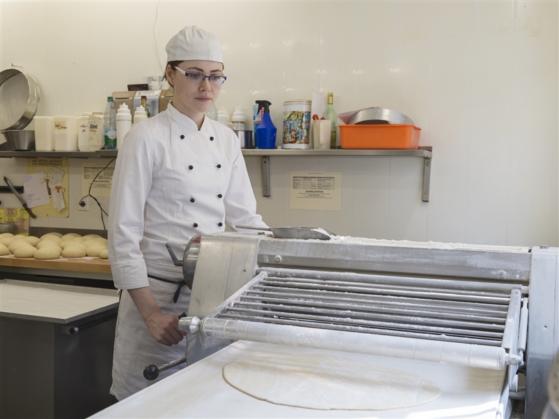 Teig mit der Maschine ausrollen