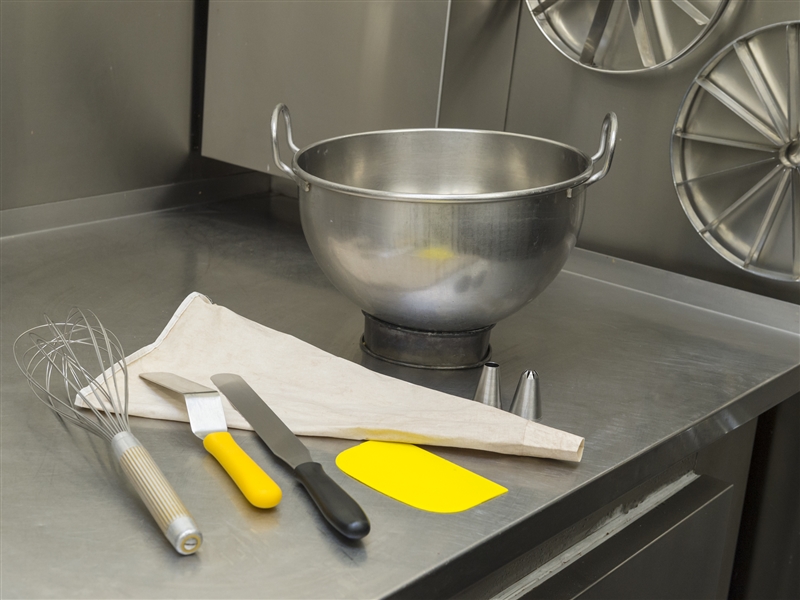 Schneebesen, Paletten, Teigschaber und Spritzbeutel