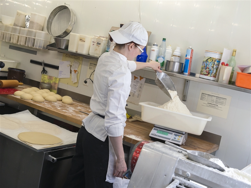 Für ein Kuchenrezept Mehl exakt abwiegen