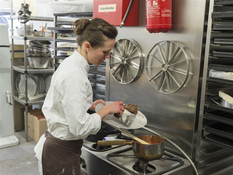 Nougat in geschmolzenen Karamell einarbeiten