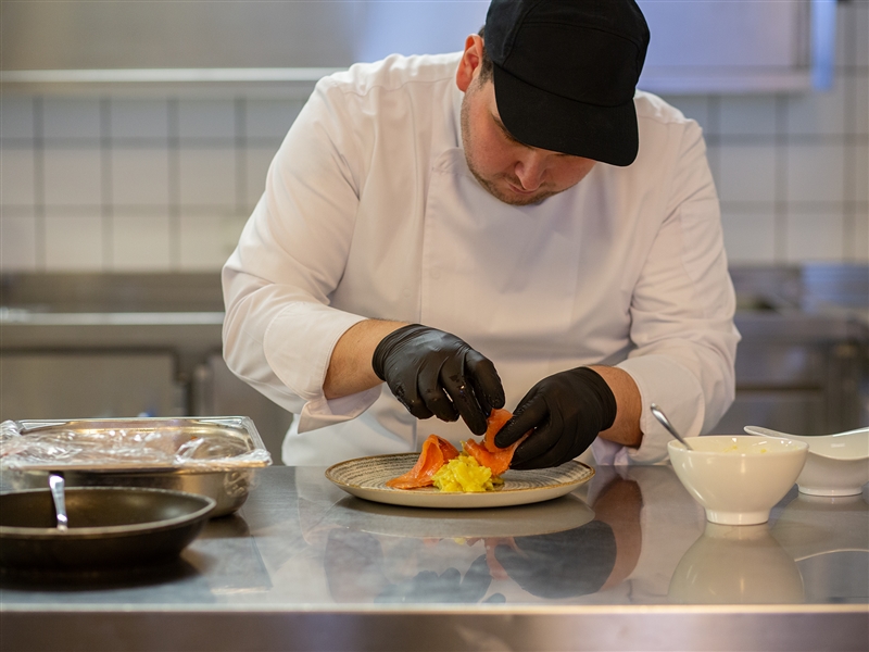 Die Speisen auf dem Teller ansprechend anrichten