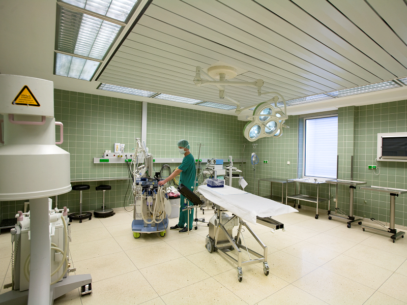 Die Geräte im Operationssaal vorbereiten