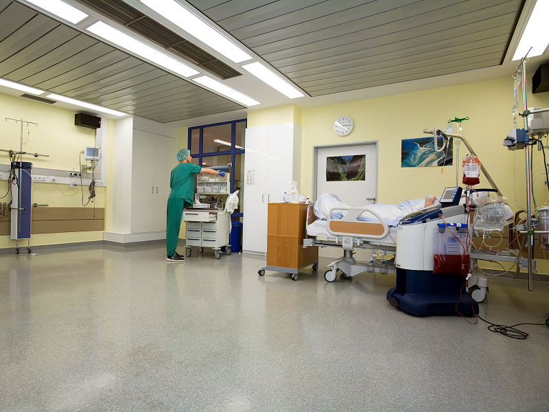 Im Aufwachraum Schmerzmittel bereitstellen