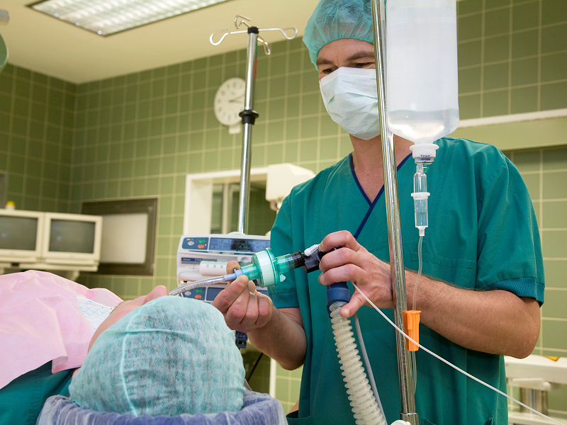 Beim Anbringen des Beatmungsschlauchs