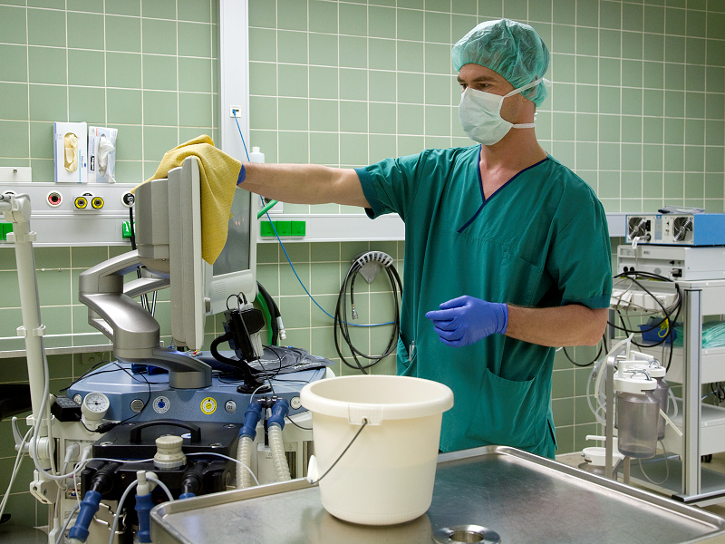 Reinigen der medizinischen Geräte nach der Operation