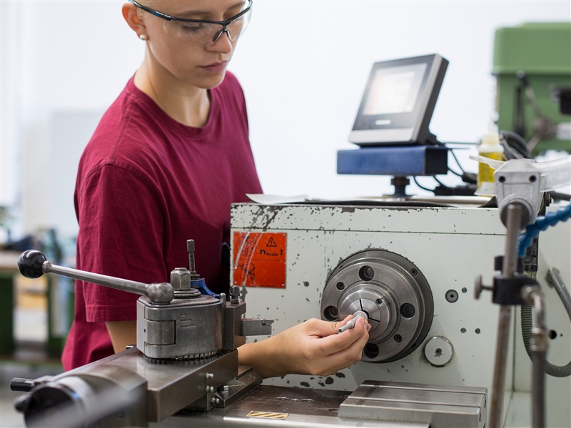 Ein Werkstück an der Drehmaschine zum Bearbeiten einspannen