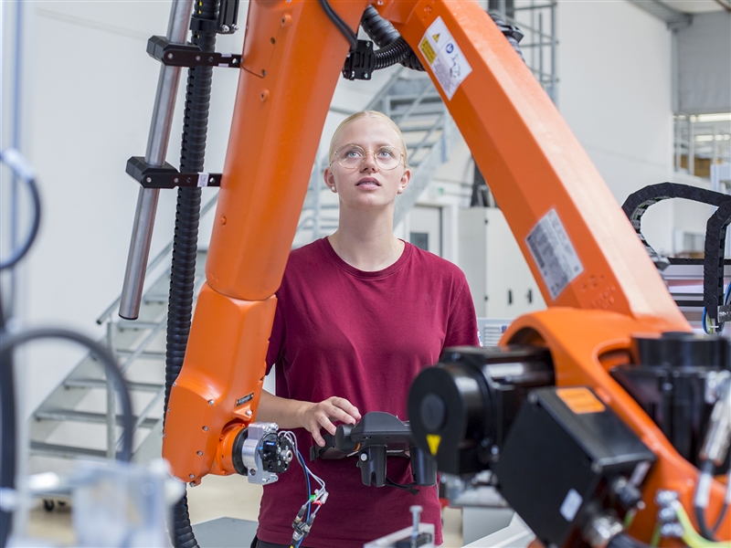 Über das Handbediengerät Funktionen eines Montageroboters testen