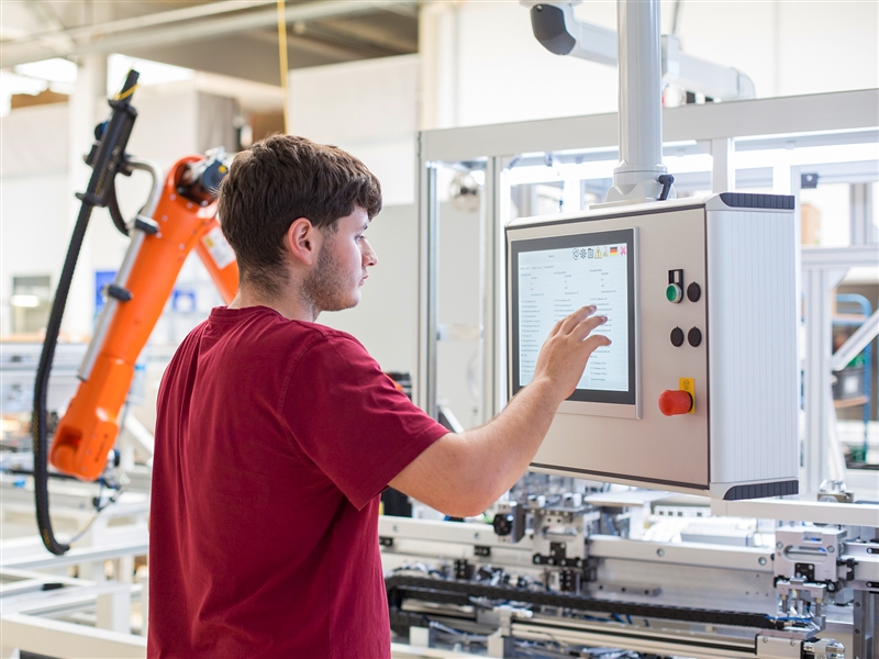 Eine Anlage am Bedienpult für einen Montageauftrag einstellen