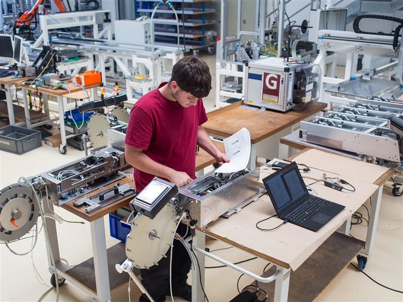 In der Werkhalle den Aufbau einer Maschine untersuchen