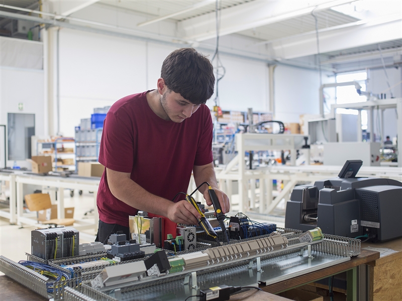 Die Spannung an einem Schaltelement messen