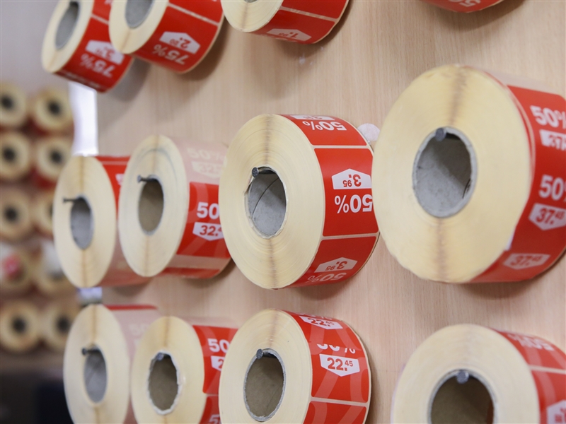 Aufkleberrollen zur Preisreduzierung von Waren