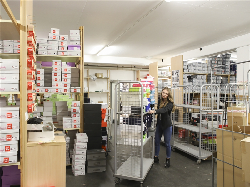 Im Lager absortierte Ware zum Abtransport bereitstellen