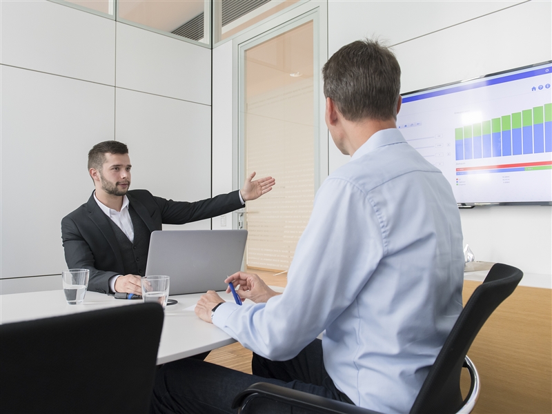 Mit einem Firmenkunden Investitionsmodelle durchsprechen