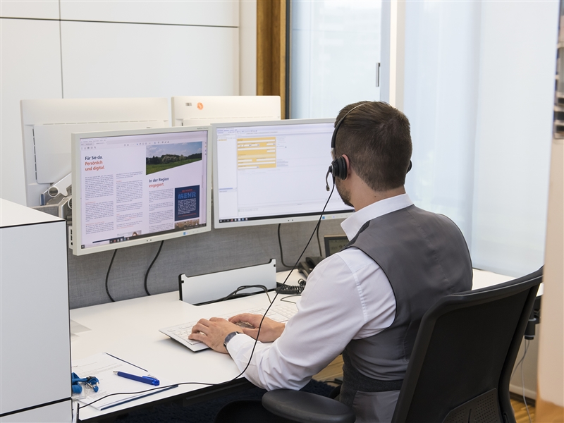 Kunden telefonisch bankeigene Anlageprodukte empfehlen