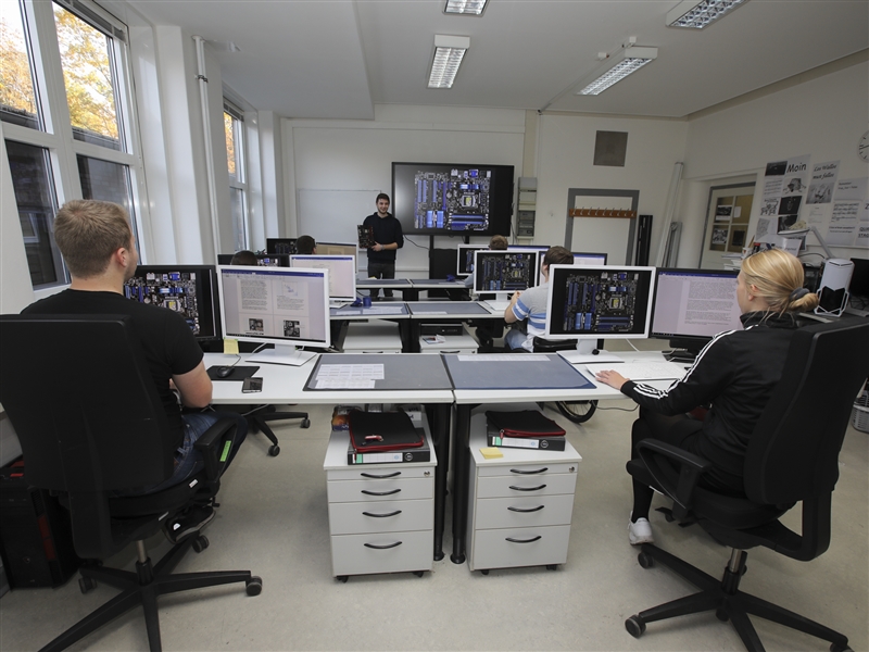 Im Schulungsraum zu Charakteristika einer neuen Hardware informieren