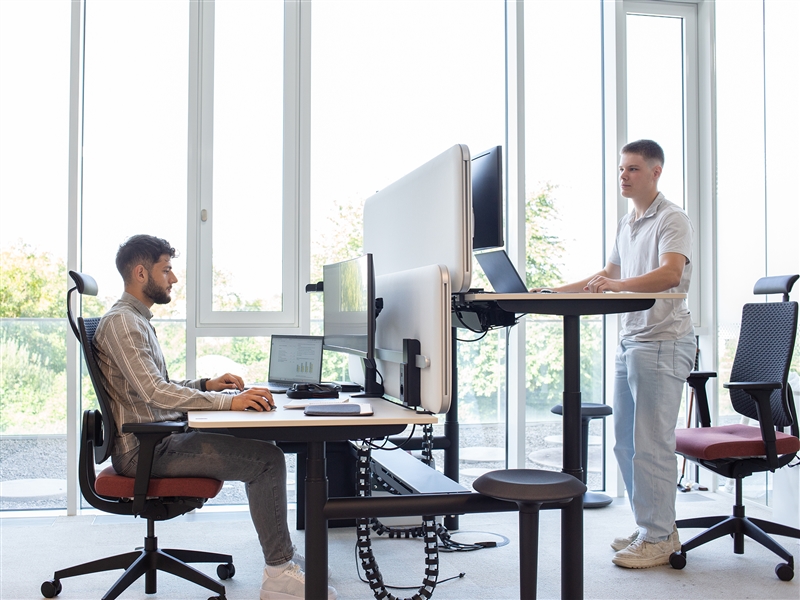 Im Büro anstehende Kundenaufträge bearbeiten