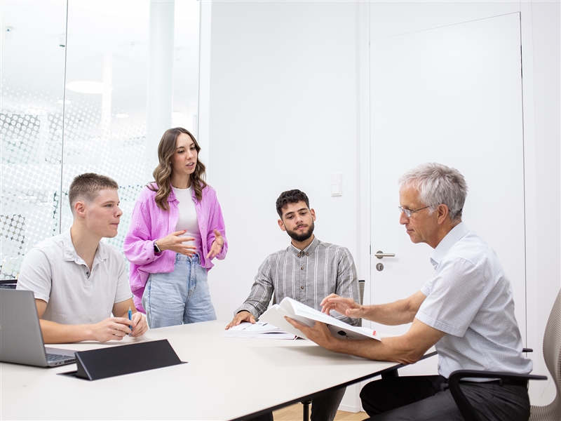 Im Besprechungsraum ein Produktangebot vorstellen