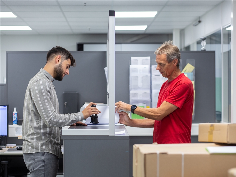 Die Frachtpapiere für eine Warenaussendung vorbereiten