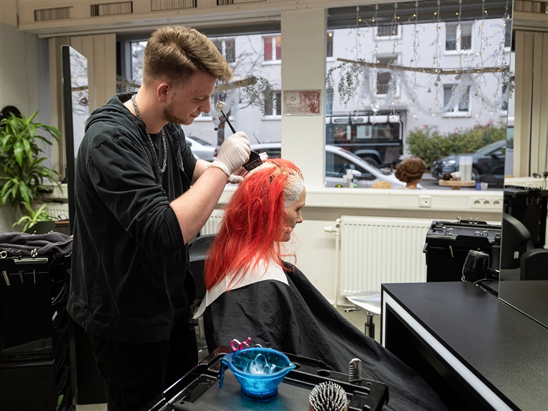 Die vorher angerührte Ansatzfarbe auftragen