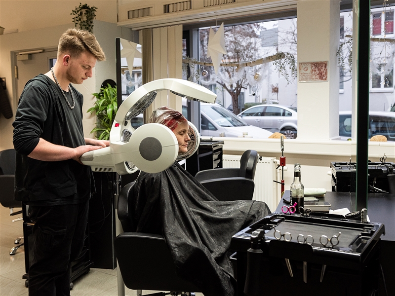 Im Friseursalon die Einwirkzeit einer Farbanwendung überwachen