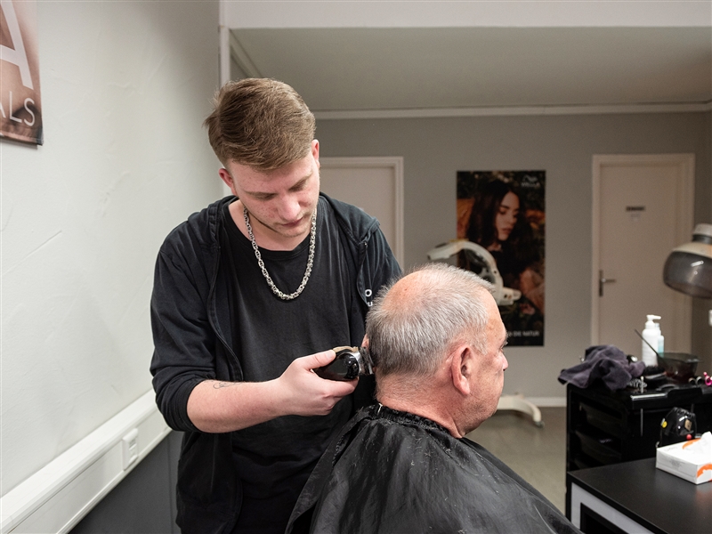 Einem Kunden die Haare im Nacken rasieren