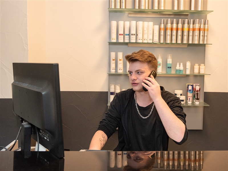 Im Verkaufsraum einen Termin mit einer Kundin vereinbaren