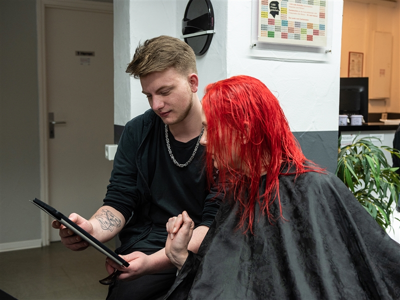 Eine Kundin mithilfe digitaler Medien beraten